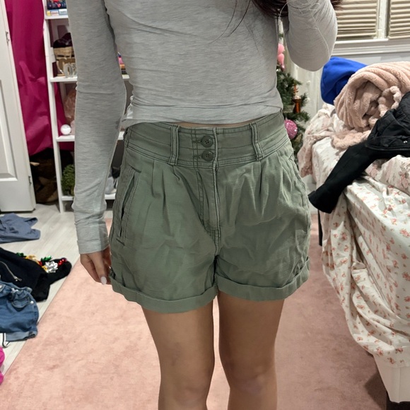 High Waist Green Baggys Mom Shorts with Cuffed Hem​ - Picture 2 of 4